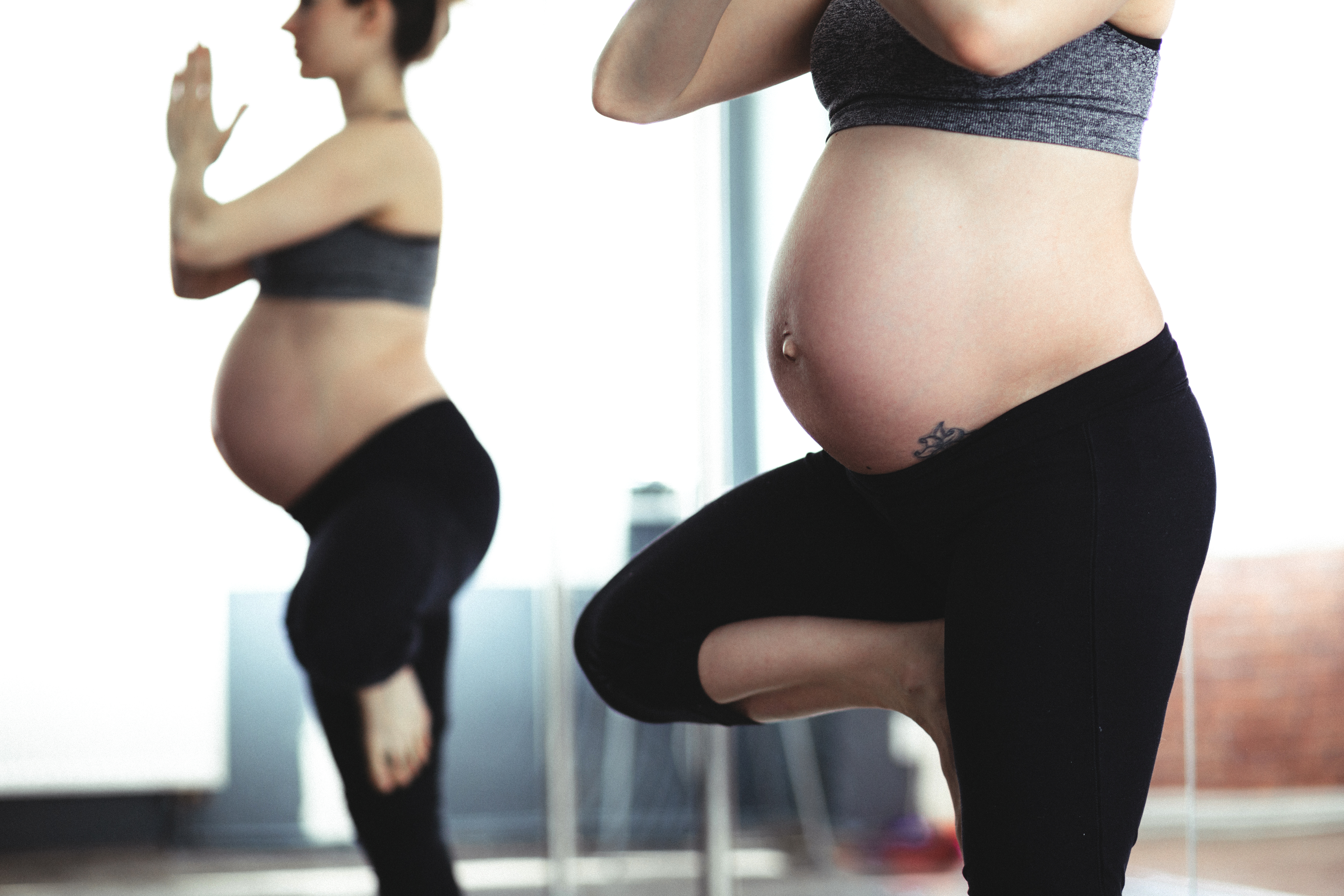 enceinte yoga position du flamand rose femme enceinte fait du yoga -position du flamand rose